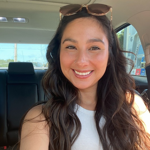 Meet your Posher, Alyssa - Picture 2 of 5